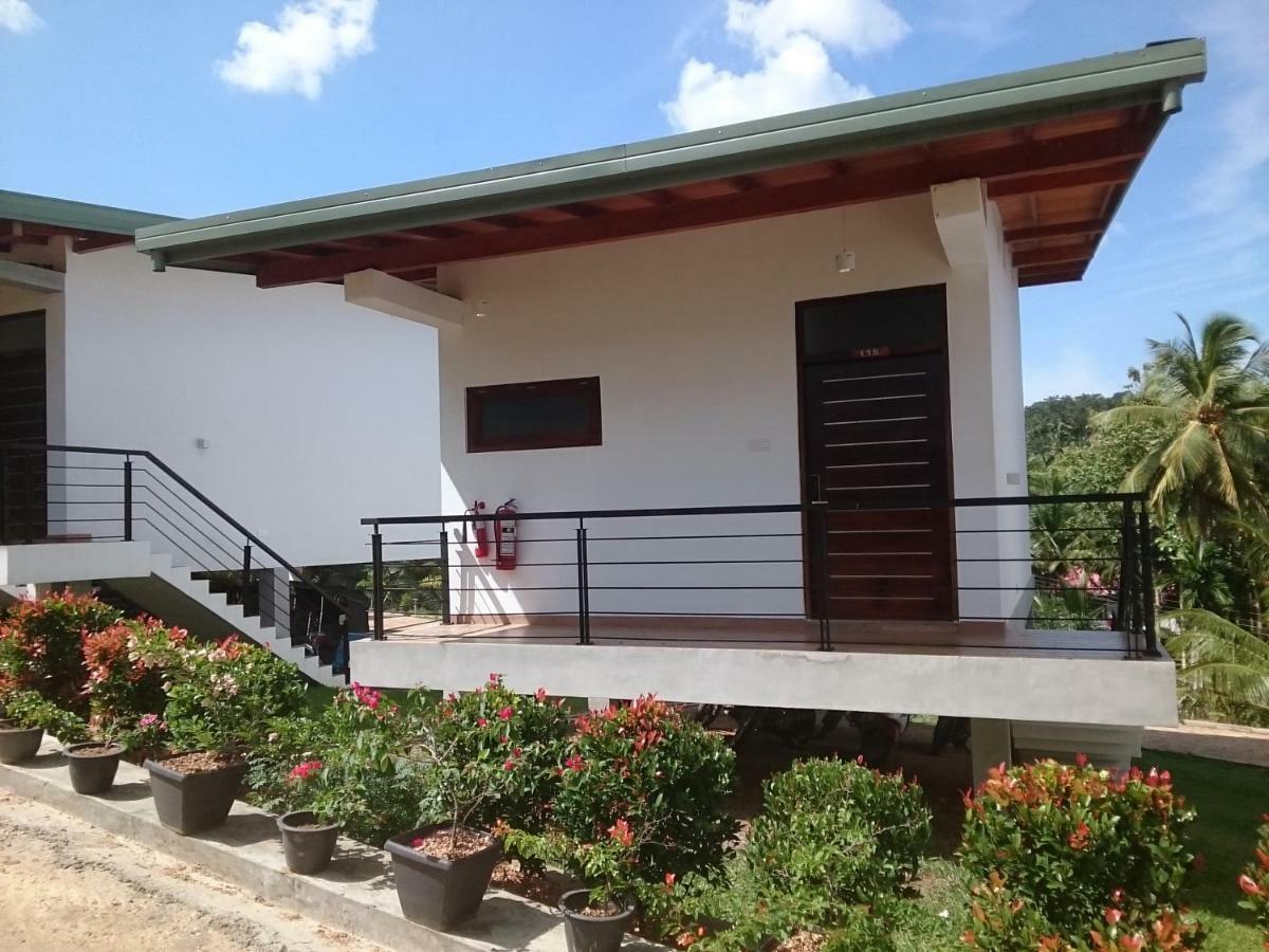 Saru Blue Sapphire Hotel Удавалаве Экстерьер фото